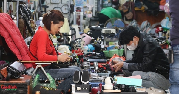 Mặc mưa rét, phiên chợ đồ cổ, đồ xưa đặc biệt giữa lòng Hà Nội vẫn tấp nập cảnh mua bán
