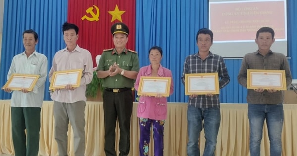 Công an Tiền Giang khen thưởng 5 người phát hiện 84 gói nghi ma túy