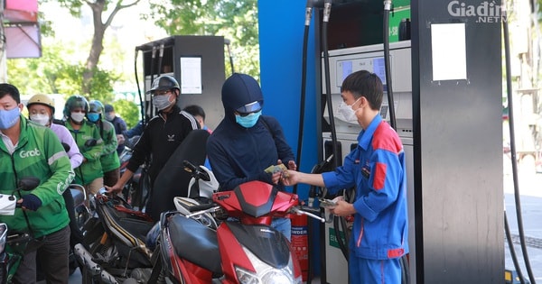 Xăng RON95-III có giá bán đắt nhất chỉ giảm 15 đồng/lít, các mặt hàng xăng dầu khác đều tăng