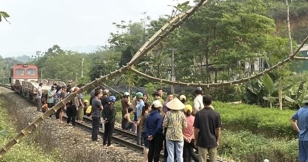 Hai chị em gái tử vong khi đi xe đạp điện băng qua đường sắt