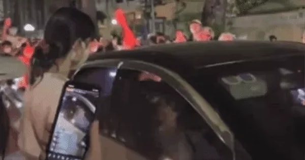 Hà Nội: Nghi chồng chở nhân tình, người phụ nữ dùng gạch đập kính ô tô