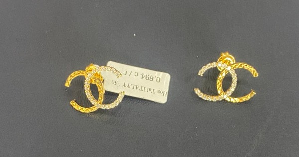 Trang sức giả thương hiệu vẫn được cửa hàng kim hoàn công khai bày bán