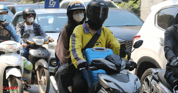 Người dân hối hả về quê nghỉ lễ 30/4 - 1/5, bến xe, phố phường Hà Nội bắt đầu đông đúc