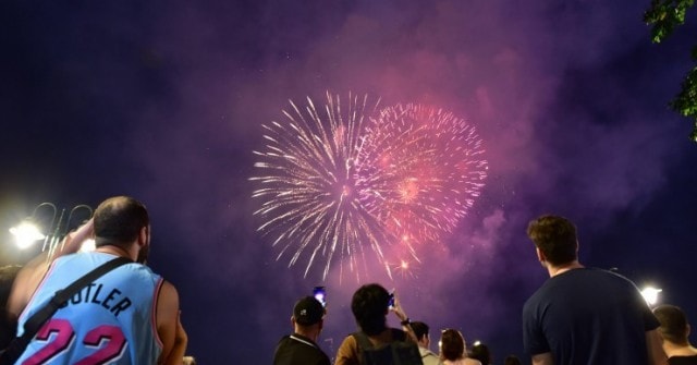 Cấm xe nhiều tuyến đường ở TP.HCM để bắn pháo hoa dịp 30/4