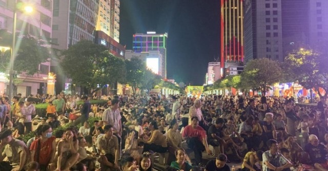 Người dân ùn ùn vào trung tâm TP.HCM xem pháo hoa