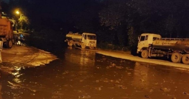 Hà Nội: Bùn thải từ bãi rác Nam Sơn tràn xuống đường trong đêm