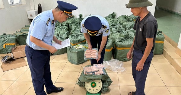 Kiểm tra xe tải ở lề đường, phát hiện gần 2.000 kg xúc xích, chân gà chảy nước