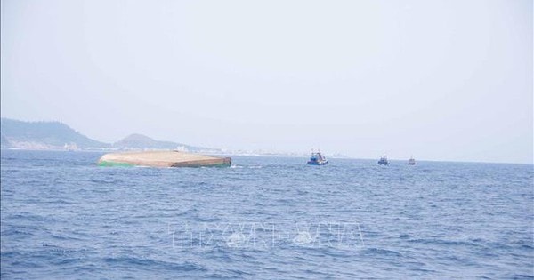 Khởi tố điều tra vụ chìm tàu kéo, lật sà lan trên vùng biển Lý Sơn