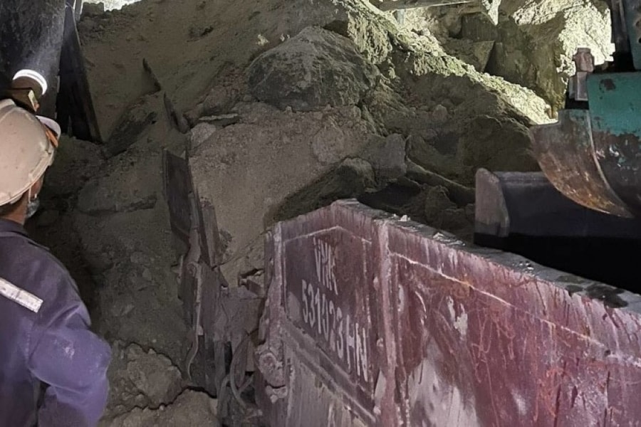 Cận cảnh khoảnh khắc hầm đường sắt Chí Thạnh sạt lở, đất đá vùi lấp tàu công trình