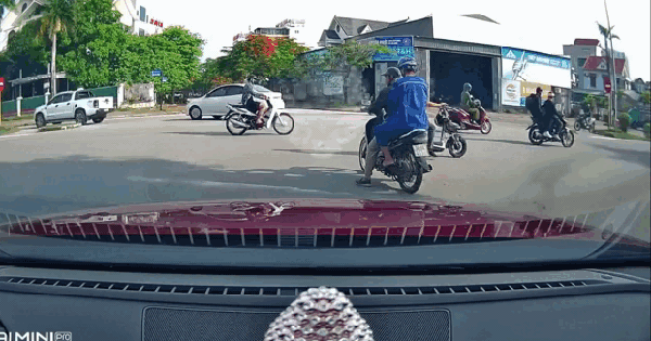 Video: Bất cẩn khi đi qua ngã tư, xe ô tô húc văng xe máy