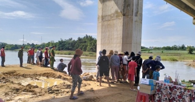 Mưa lũ làm sập cầu tạm, 1 công nhân mất tích