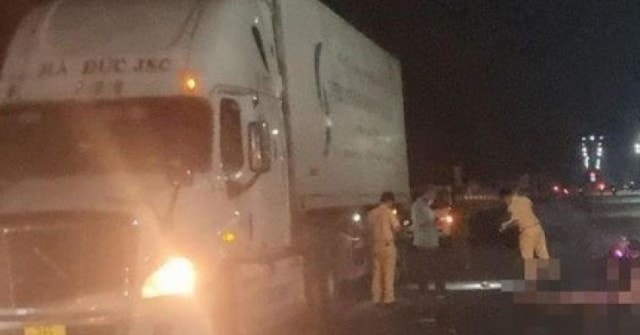 Xe máy tông đuôi xe đầu kéo đậu ven đường, cha và con trai 3 tuổi tử vong