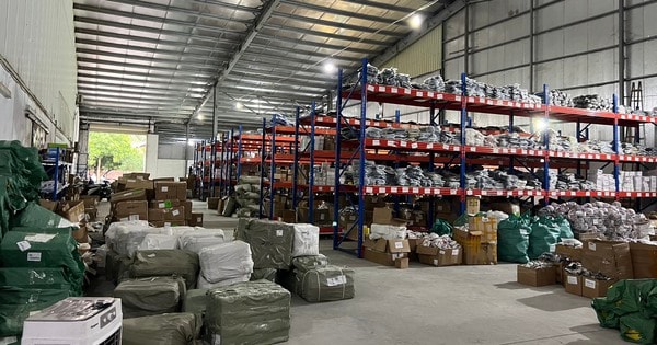 Phát hiện kho hàng chứa hàng ngàn điện thoại Iphone, máy tính bảng có dấu hiệu nhập lậu ở ngoại thành Hà Nội