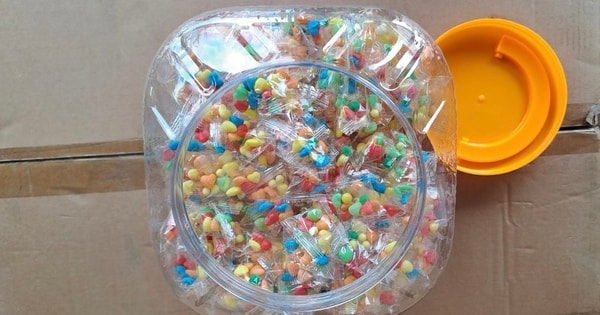 Phát hiện hơn 10.000 gói kẹo nhiều màu sắc nghi nhập lậu trong khu tổ hợp ga ở Hà Nội