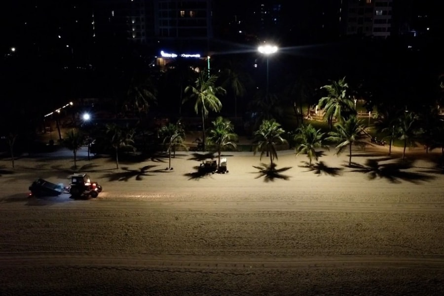 Công nhân cải tiến xe dọn rác trên bãi biển Nha Trang