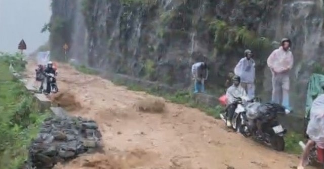 Hướng dẫn viên kể lại 4 tiếng mắc kẹt ở lưng đèo Mã Pì Lèng do mưa lũ