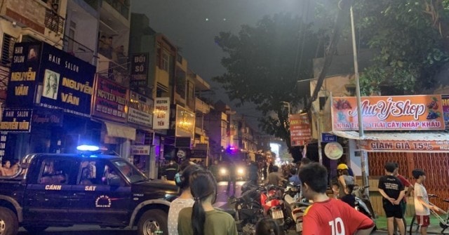 Cháy nhà ở TP.HCM, nhiều người tháo chạy