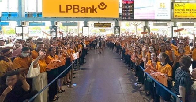 Cổ động viên vui mừng chào đón CLB bóng đá LPBank - HCMC trở về