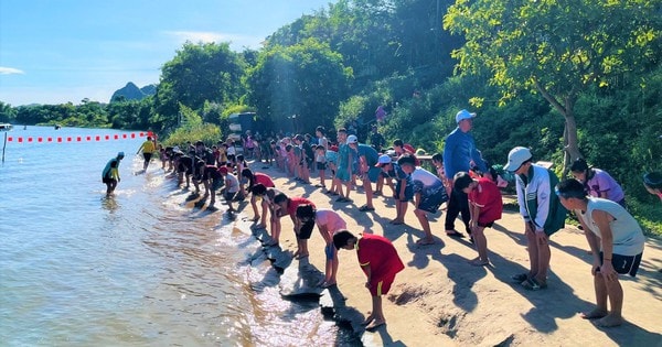 Những lớp dạy bơi miễn phí trên sông, vơi nỗi lo trẻ đuối nước cho hàng ngàn gia đình