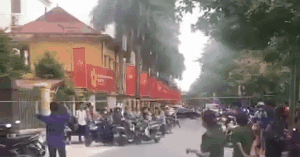 Quên đi thi tốt nghiệp THPT, nữ sinh được công an dùng xe chuyên dụng đến tận nhà đón