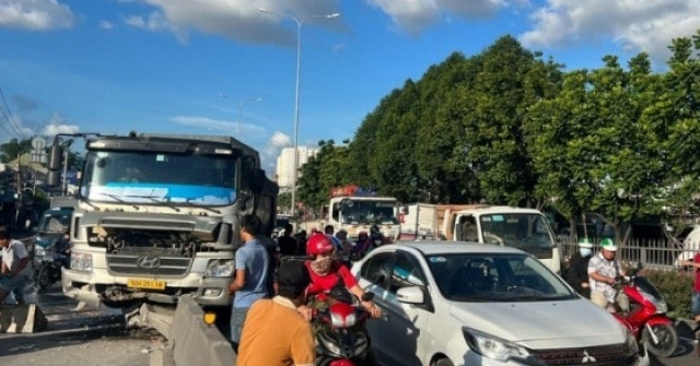 3 ô tô tông liên hoàn ở dốc cầu Bình Phước 1, giao thông ùn ứ