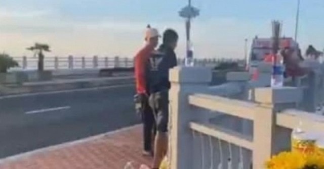 Xót xa: Để lại xe máy và điện thoại trên cầu, cha ôm con gái 10 tháng tuổi nhảy sông tự tử