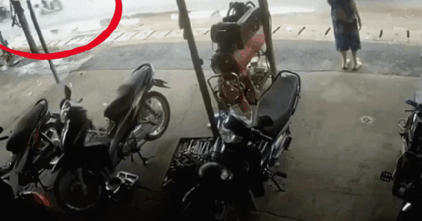 Video: Xót xa cảnh người phụ nữ đang đi bộ trên vỉa hè thì bất ngờ bị xe máy tông trúng