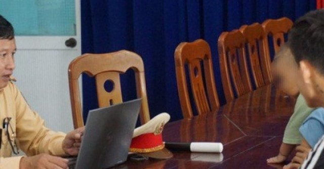 Vợ chồng trẻ ôm con nhỏ đi bộ từ Bình Dương về Tuyên Quang: Chủ thầu hứa trả lại tiền