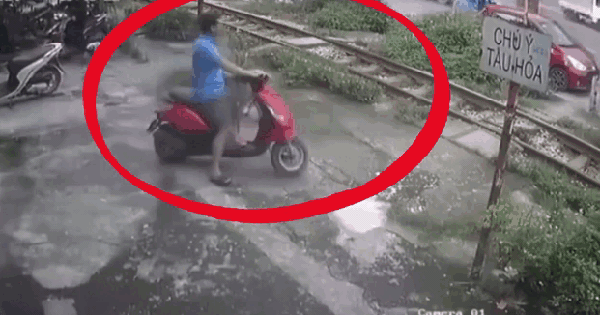 Video: Bất cẩn khi băng qua đường ray, người đàn ông bị tàu hỏa đâm tử vong ở Hà Nội