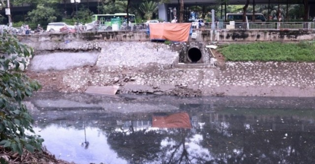 Nước sông Tô Lịch lại đen kịt, nổi váng sau ít ngày trong xanh