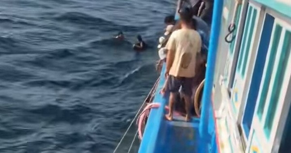 Khoảnh khắc thuyền viên tàu cá lao mình xuống biển cứu 9 ngư dân gặp nạn