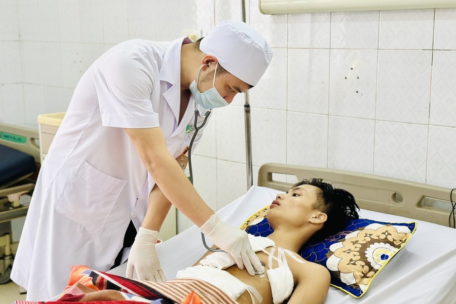 4 giờ căng thẳng cứu thanh niên bị vỡ tim, dập phổi