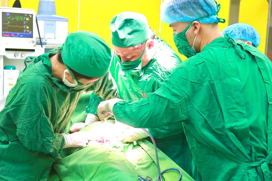 Dây rốn quấn quanh người bé gái khi chào đời