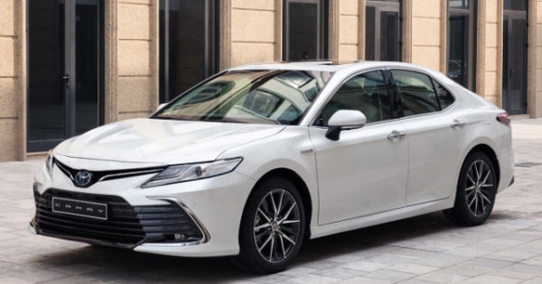 Giá lăn bánh Toyota Camry mới nhất đang ưu đãi cực lớn, dễ dàng thống trị phân khúc D, Honda Accord rơi vào thế lo doanh số