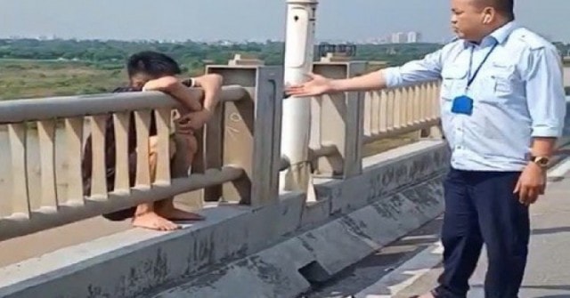 Lái xe buýt kịp thời ngăn cản nam thanh niên định nhảy cầu Vĩnh Tuy