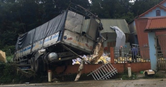 Xe tải đâm sập nhà dân, một người chết