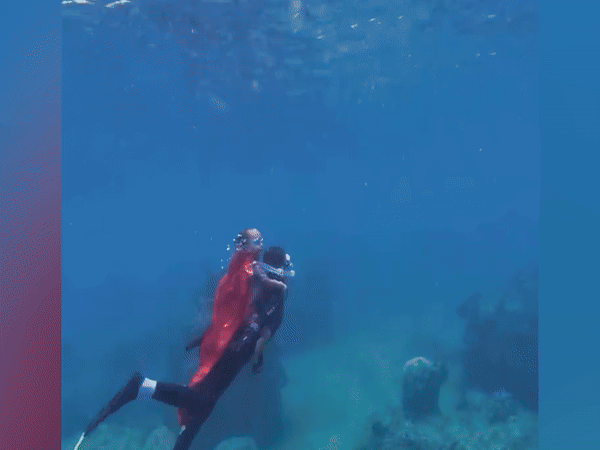 Bé 31 tháng tuổi lặn cùng bố ở biển Quy Nhơn