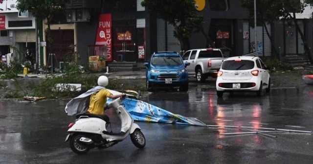 Tôn bay, kính rụng hàng loạt trong bão Yagi ở Quảng Ninh, Hải Phòng