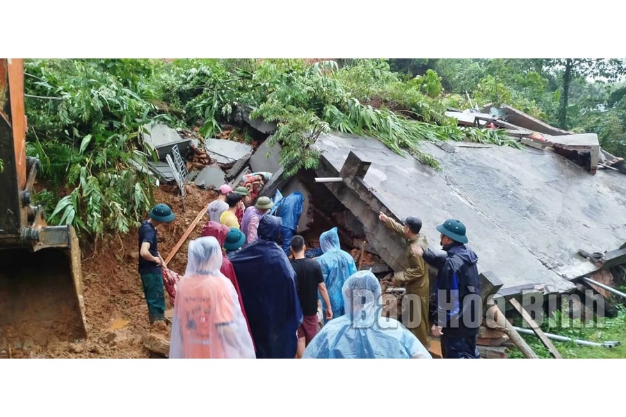 Sạt lở đất, 4 người chết, 1 người bị thương