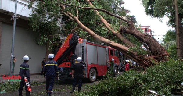 Hà Nội: Đường phố vẫn ngổn ngang, giao thông ùn tắc nghiêm trọng sau bão số 3