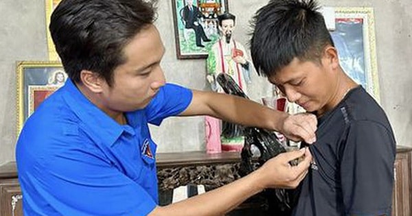 Trao huy hiệu 'Tuổi trẻ dũng cảm' cho thanh niên cứu người bị nạn vụ sập cầu Phong Châu