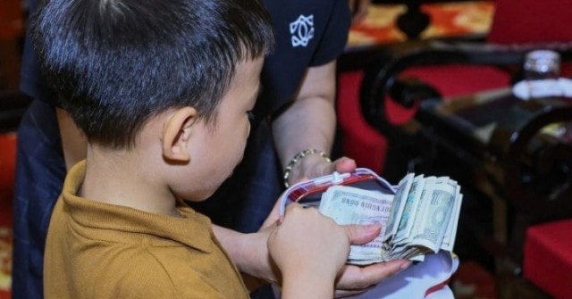 Cọc tiền lẻ, bức thư của nhà hảo tâm 'nhí' và 1.001 tỷ đồng gửi đồng bào