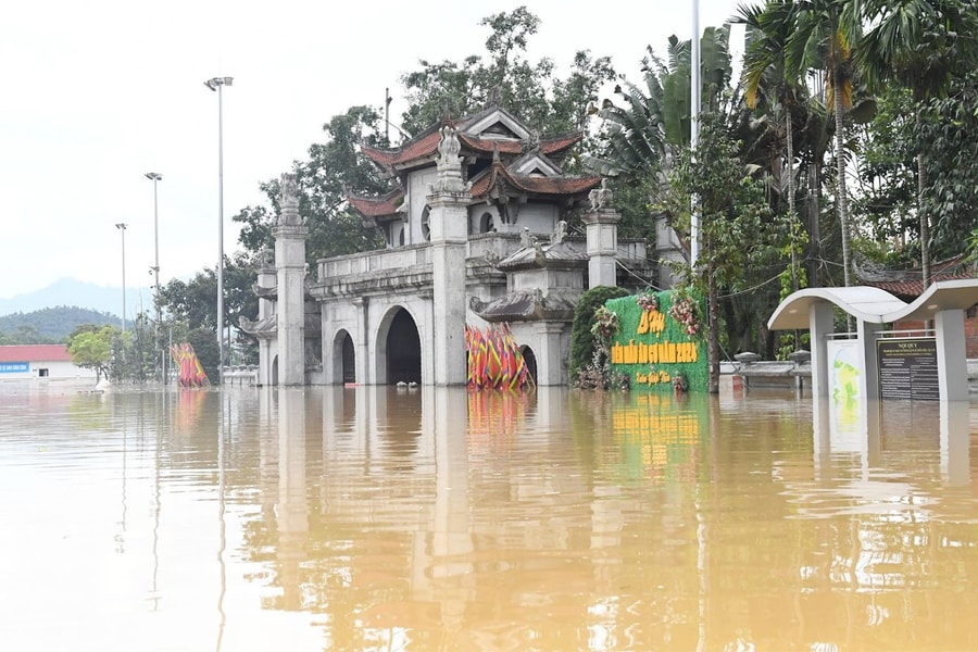 “Miền Bắc cố lên!” - Hành trình mang nước tinh khiết đến bà con vùng lũ