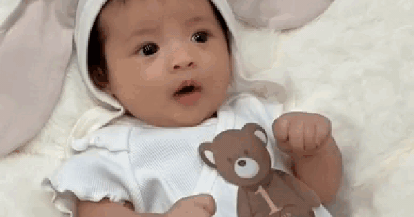 Khoảnh khắc đáng yêu con gái tròn 1 tháng tuổi của Đông Nhi - Ông Cao Thắng