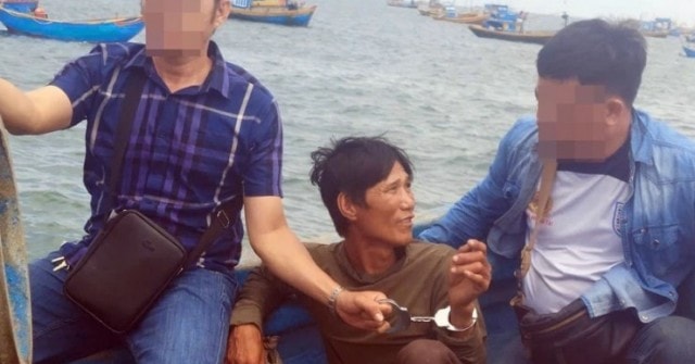 Trinh sát bơi xuồng ra biển bắt bị can truy nã đặc biệt trong bão số 4