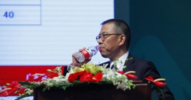 Tỷ phú có biệt danh "sói cô độc", chỉ bán nước đóng chai mà giàu khủng khiếp là ai?