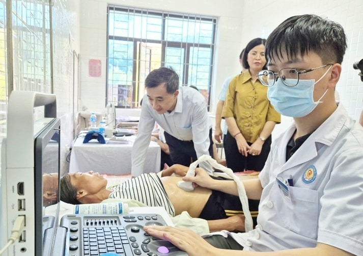 Hơn 1.000 người dân vùng lũ ở Hoà Bình được khám bệnh miễn phí