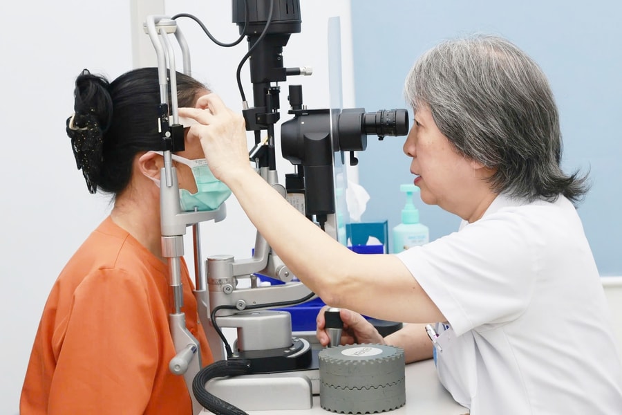 Món quà sinh nhật đặc biệt của người phụ nữ 10 năm chịu cảnh mù lòa