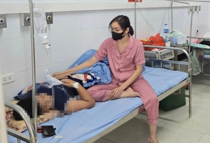 12 học sinh nhập viện sau khi uống nước ngọt miễn phí ở cổng trường