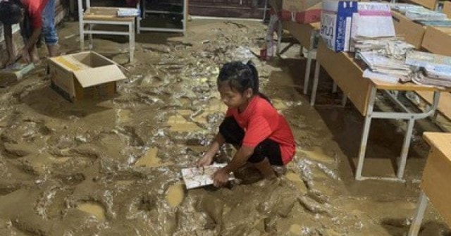 Lũ ống đổ về trong đêm, sơ tán khẩn cấp học sinh và giáo viên